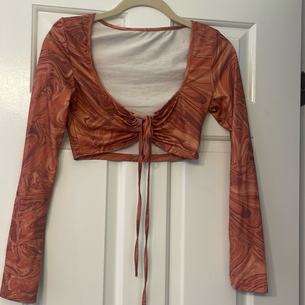 Long sleeve cropped blouse.  Tie in front. Orange and brown.  Size small 🤎🧡